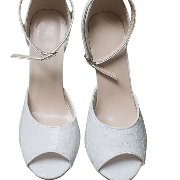 Stiletto Heel Buckle Buckle Peep Toe • White Women's High Heels • Like New - Picture 3 of 9